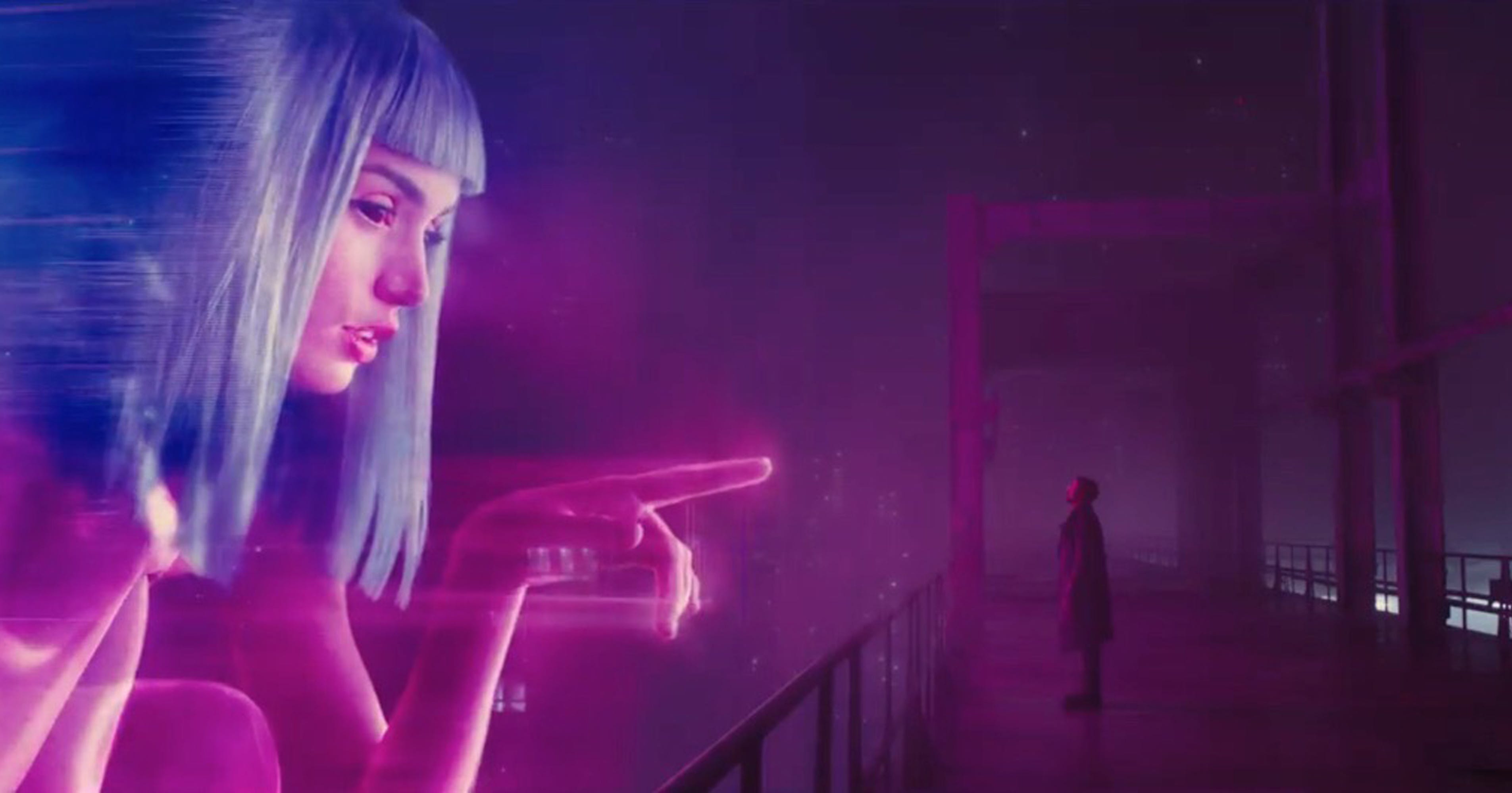 Cena do filme Blade Runner 2049 mostrando um grande holograma de uma mulher